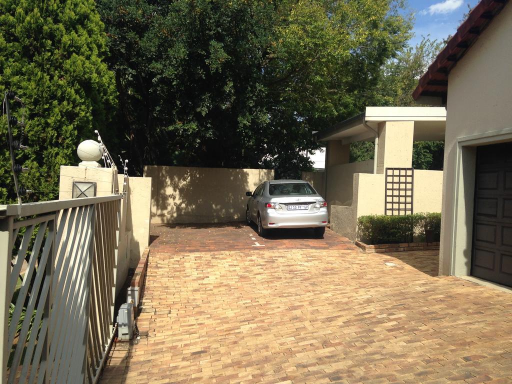 A Hundred Thousand Welcomes B&B Sandton Esterno foto