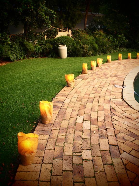 A Hundred Thousand Welcomes B&B Sandton Esterno foto